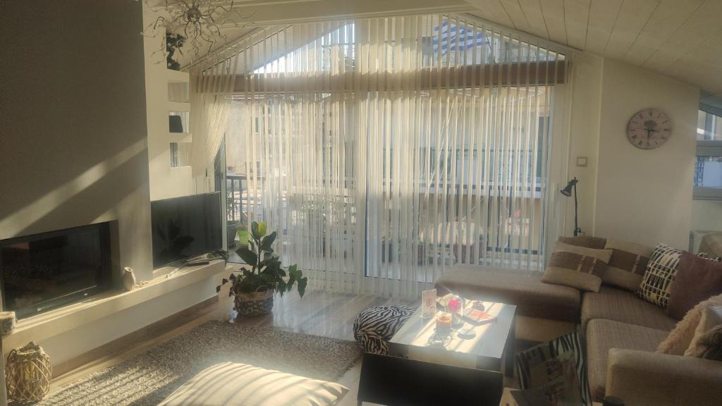 Xanthi Apartment | Ηλιόλουστη σοφίτα Scandinavian αισθητικής.