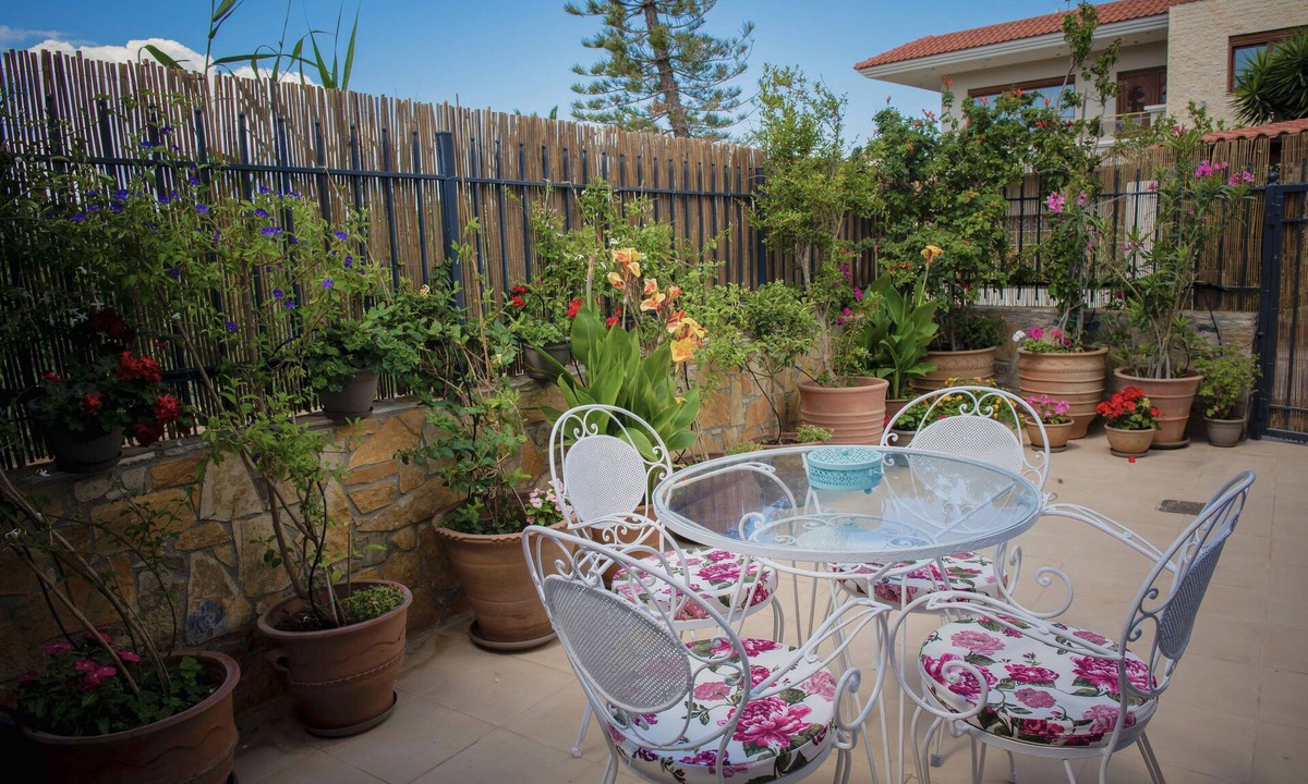 Ierapetra House | 250 metres from the sea a tiny independent house with a yard full of flowers!