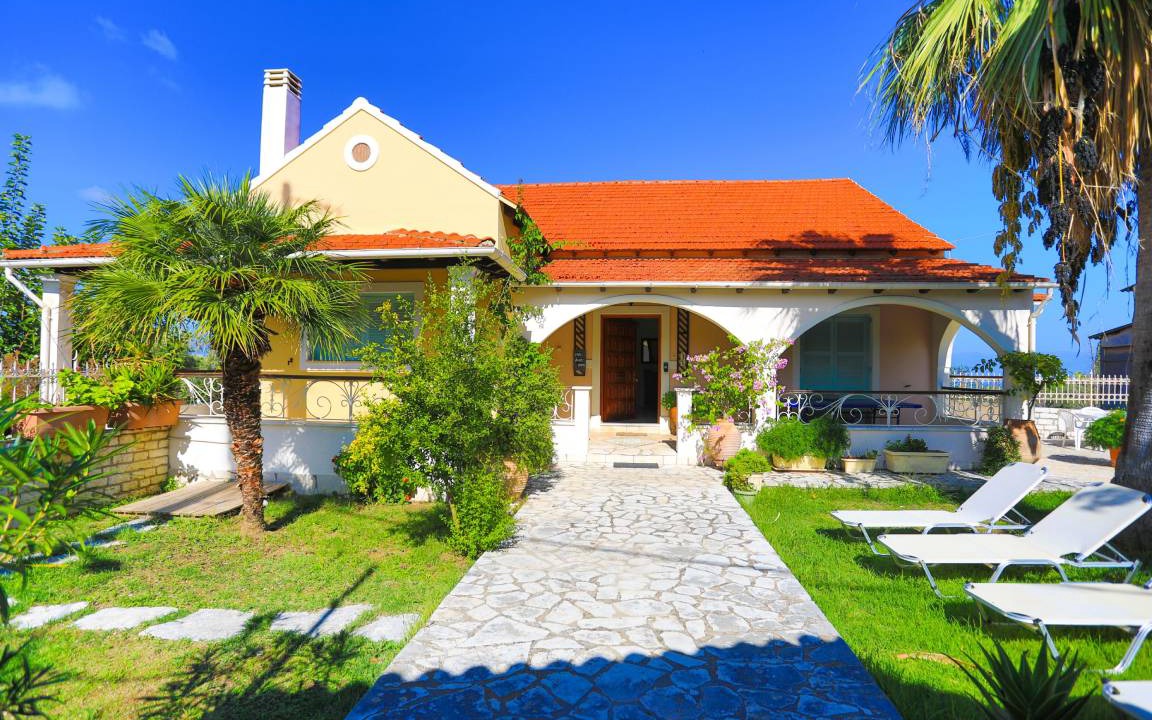 Petaleia Villa | 260 m² Villa ∙ 4 bedrooms ∙ 8 guests