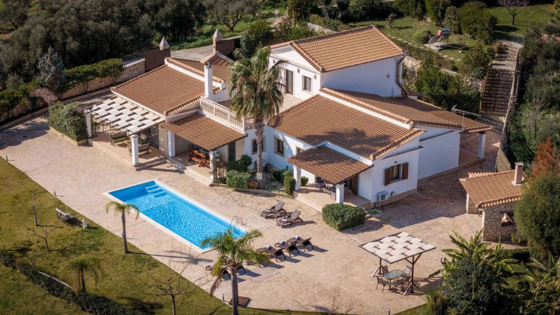 Romirion Villa | 400 m² Villa ∙ 4 bedrooms ∙ 12 guests