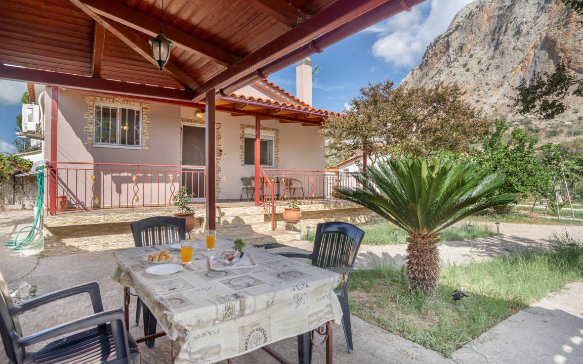 Kryoneri House | 65 m² Finca ∙ 2 bedrooms ∙ 5 guests