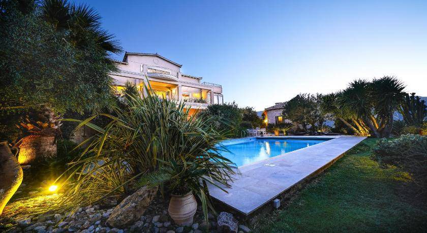 Dhafnes Villa | 650 m² Villa ∙ 7 bedrooms ∙ 12 guests