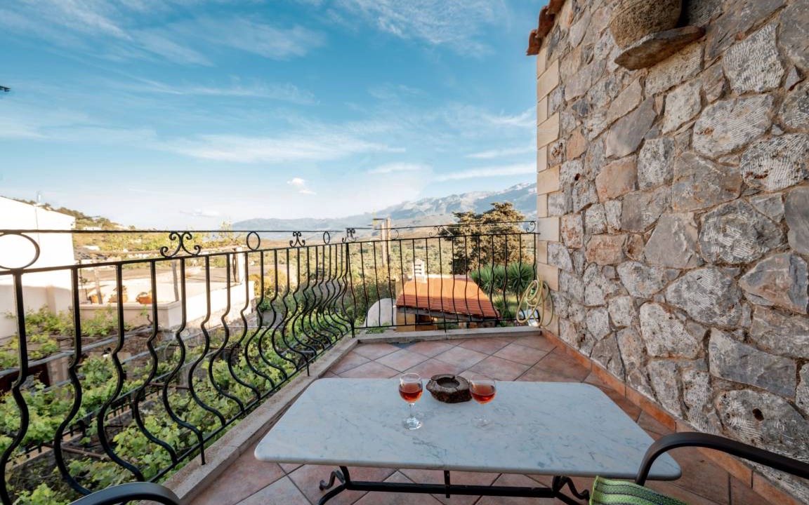 Malaxa House | 93 m² House ∙ 2 bedrooms ∙ 4 guests