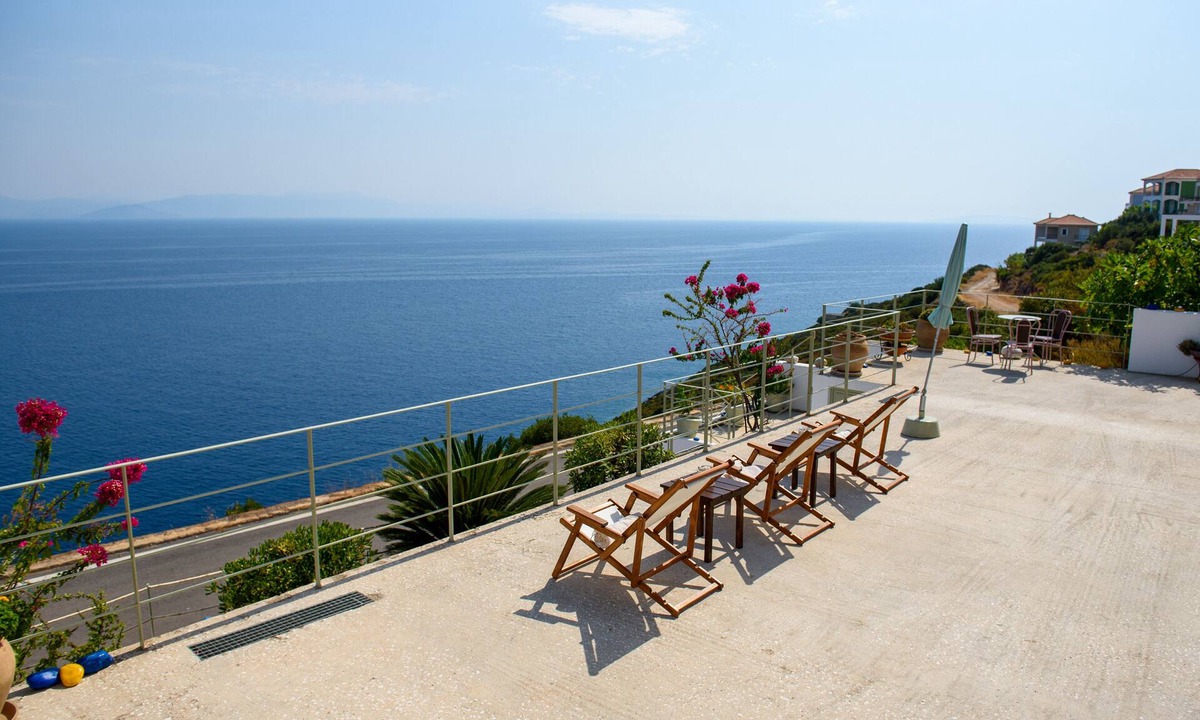 Paralia Villa | A beautiful destination that offers a stunning view of The Aegean sea