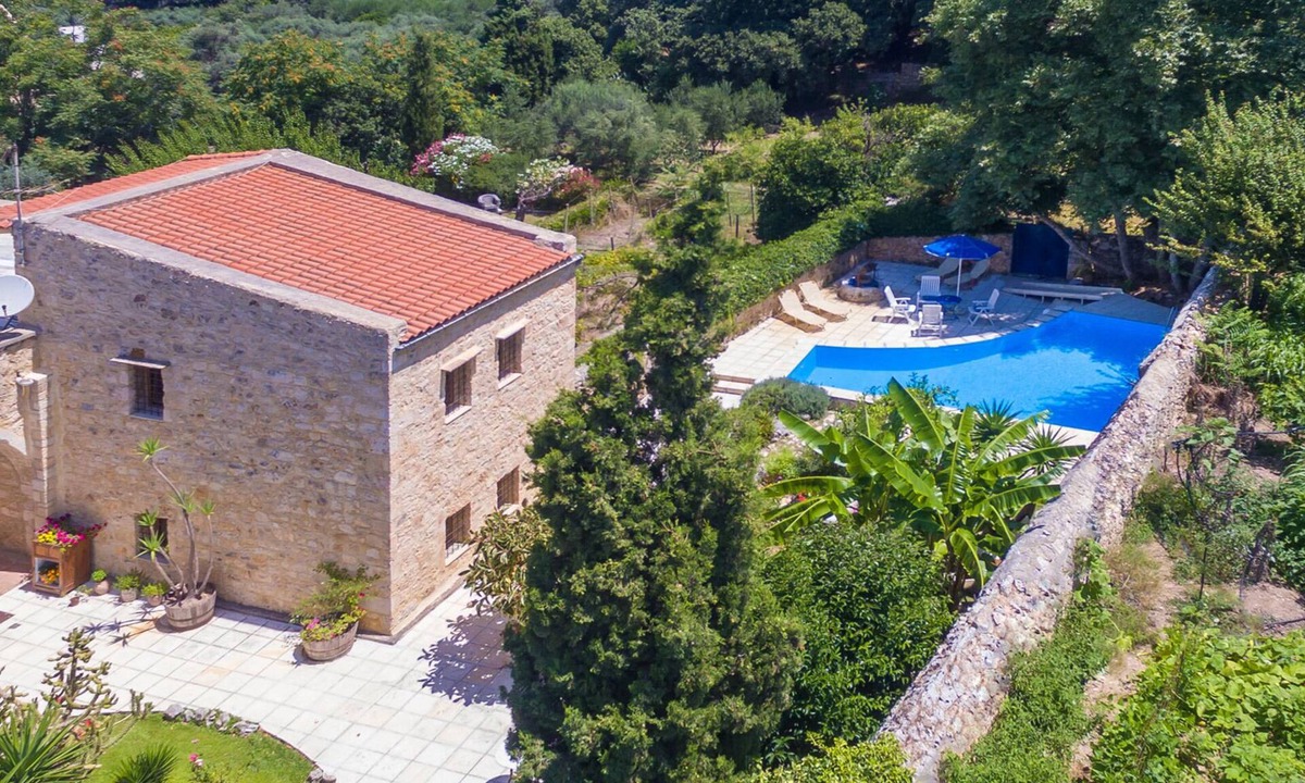 Atsipópoulon Villa | A Historical Monument set in a Traditional Village Next to the Beach & the City!