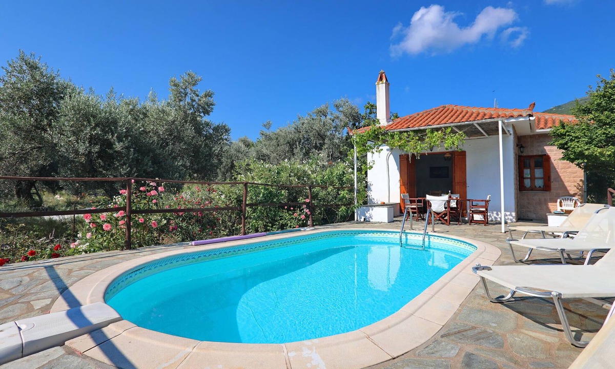 Stafylos House | Agravlis comfortable country house with swim pool