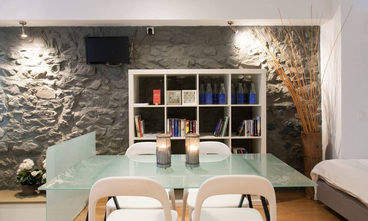 Exarhia Apartment | #AH01 Elevated ground floor studio
