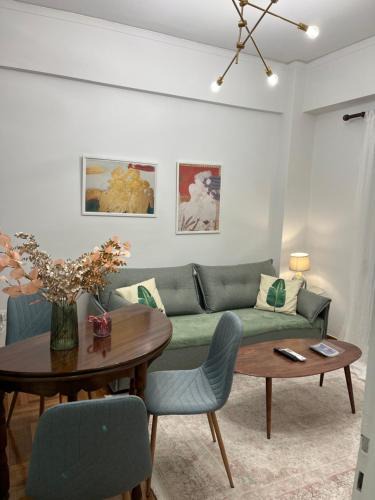 Goudi Apartment | Alex’s home next to Laiko