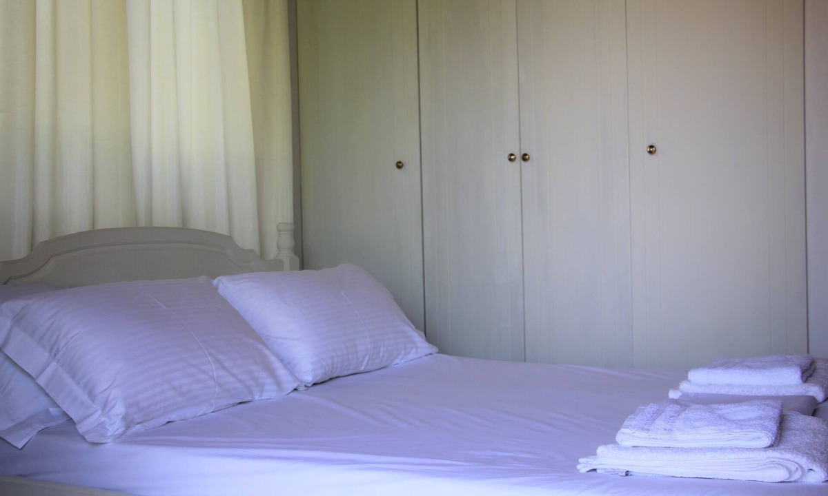 Amarinthos House | Amarynthos Beachfront Vacation House with garden