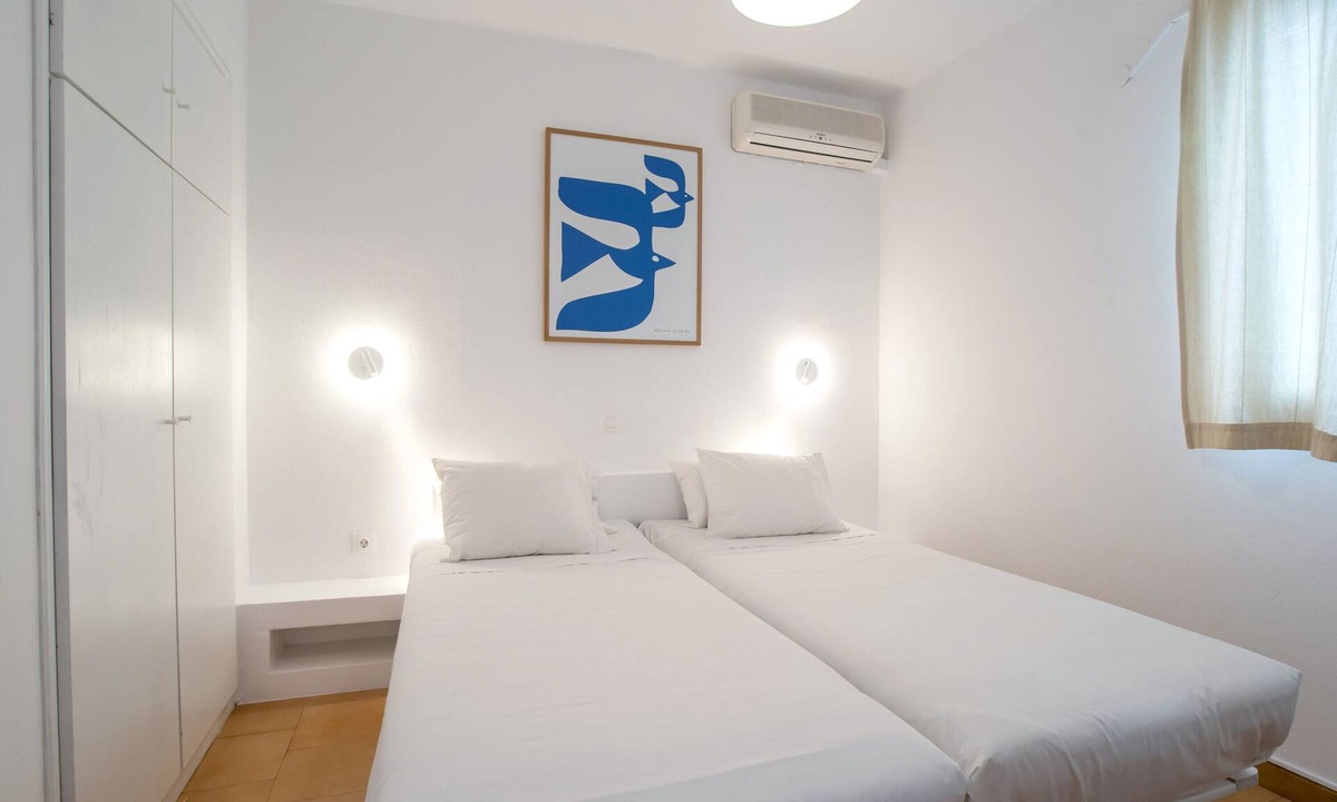 Paros Apartment | Apartment 'Studio 4' with Shared Garden, Wi-Fi and Air Conditioning