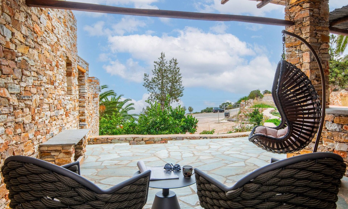 Platis Gialos Apartment | Apartment 'White and Black Suites Triple' with Sea View, Wi-Fi and Air Conditioning