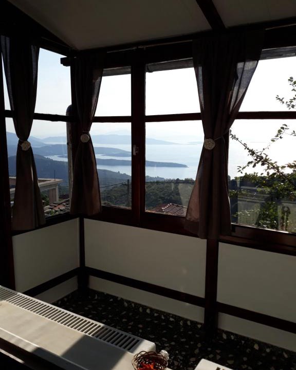 Kali Vrysi House | Atrium - Lafkos