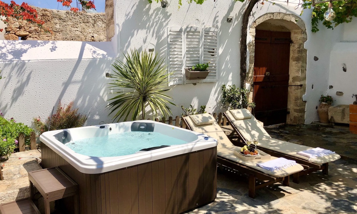 Old Hersonissos House | Avli Traditional Home with Private Jacuzzi