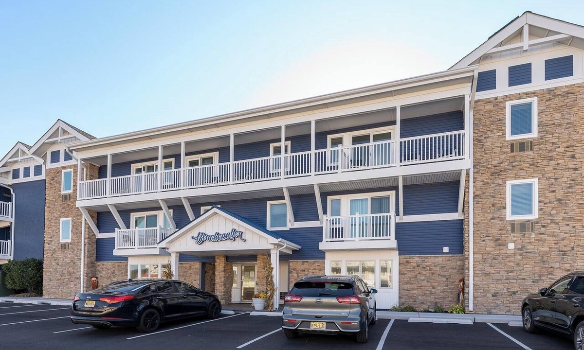 Avalon Condo | Beachcomber Resort