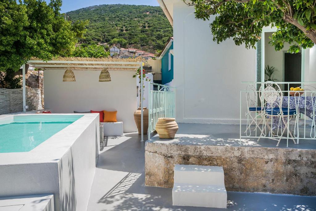 Faraklata Villa | Bohemian Nest - Cheerful 2-Bedroom Villa with pool