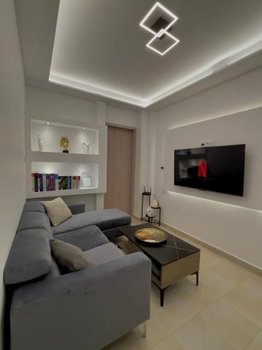 Serres Apartment | Bright & Stylish Apartment in the centre