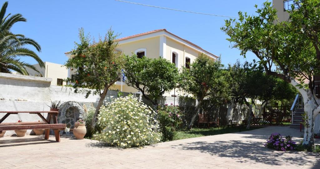 Kissamos Apartment | Central House with Quiet Garden