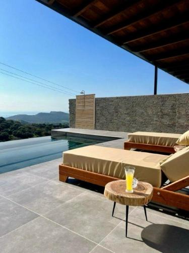 Vafios Villa | Early Birds