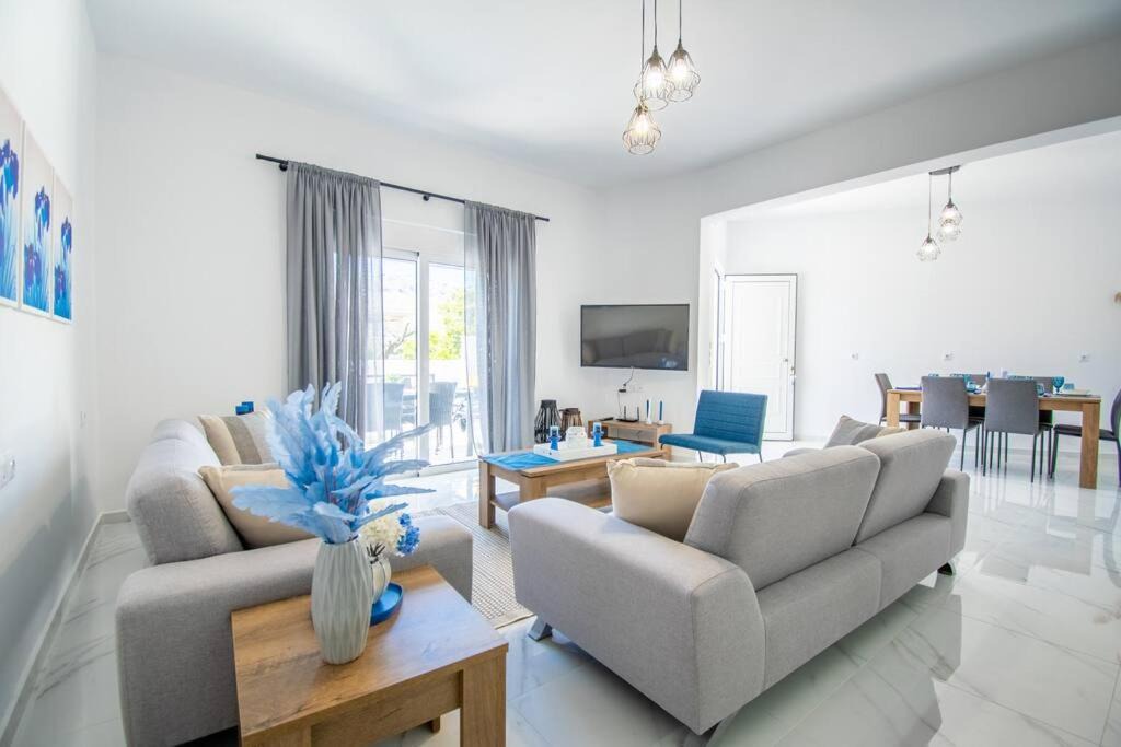 Archangelos House | Fileo Family and Friends Living