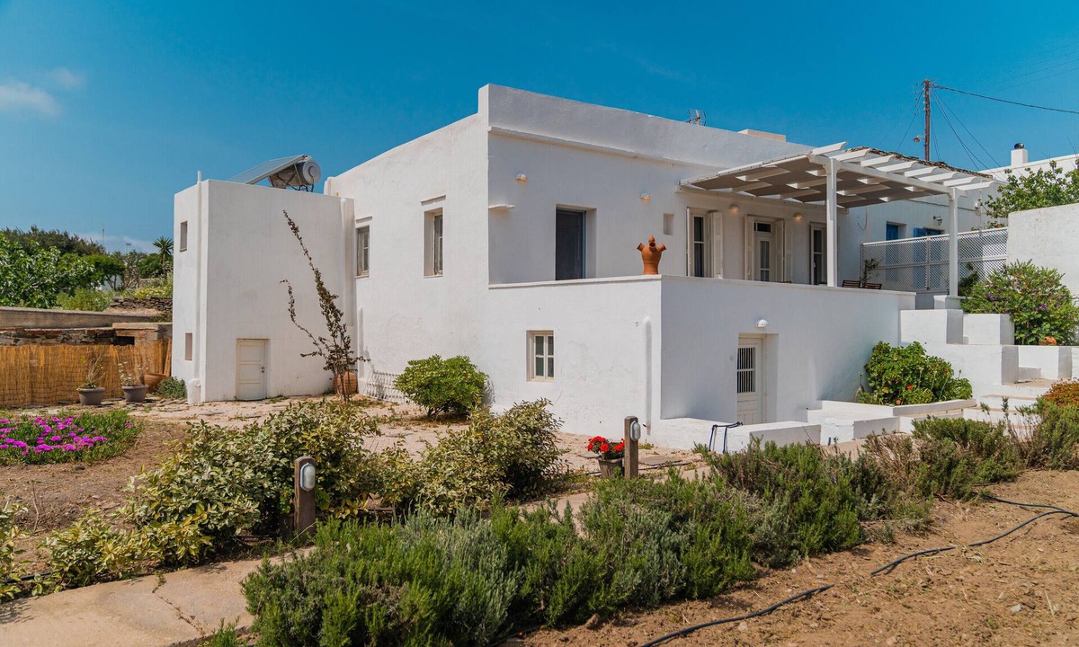 Apollonia House | Holiday Home 'Komis Mansion Exambela' with Private Terrace, Wi-Fi and Air Conditioning