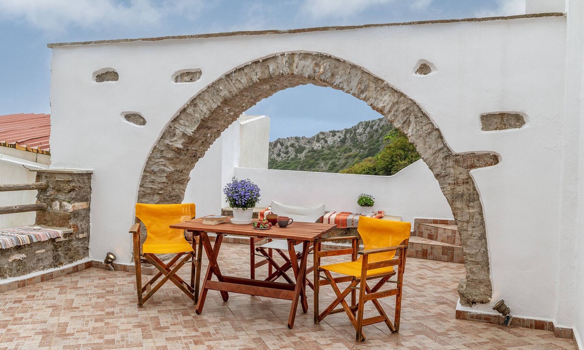 Koronos House | Holiday Home 'Traditional House In Koronos' with Mountain View, Private Terrace and Wi-Fi