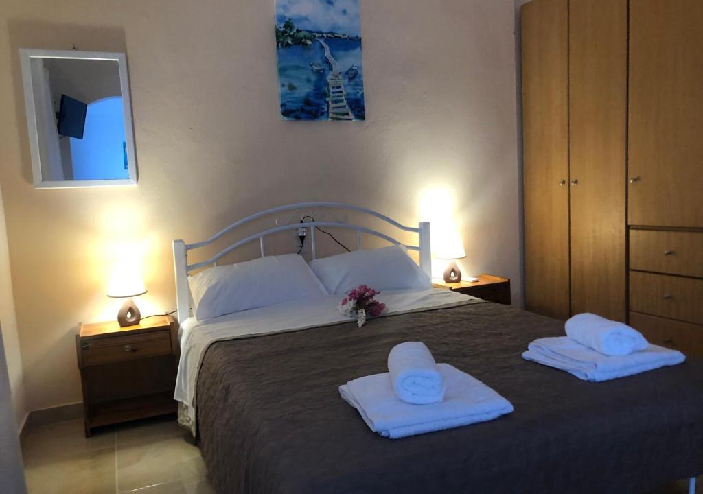 Loutraki Apartment | Jonny O, apartment by the sea