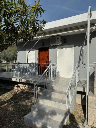 Limni Vouliagmenis Apartment | Lakeside Escape