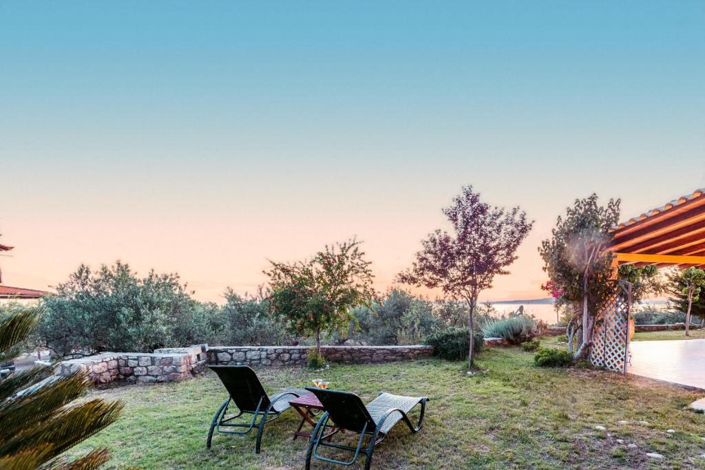 Riglia Apartment | Lavender Garden Retreat - Secluded Seaside Getaway