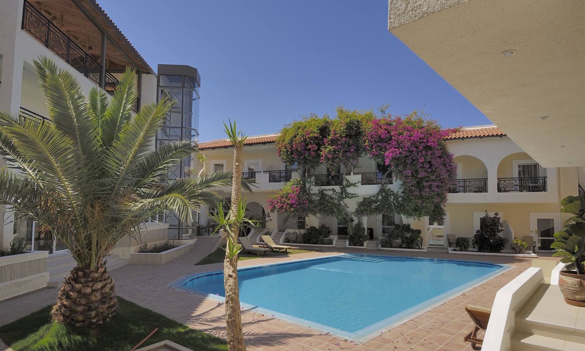 Kokinos Pirgos Hotel | Little Inn