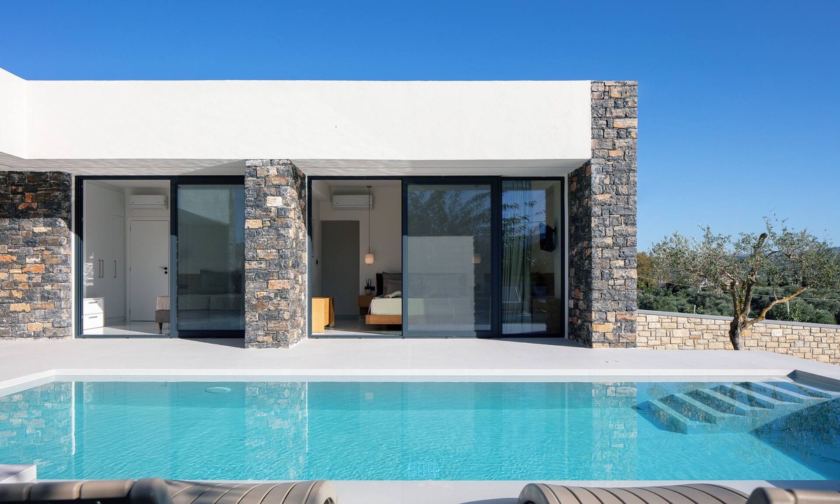 Asprouliani Villa | Luxurious villa with a large pool, 750m from the beach.