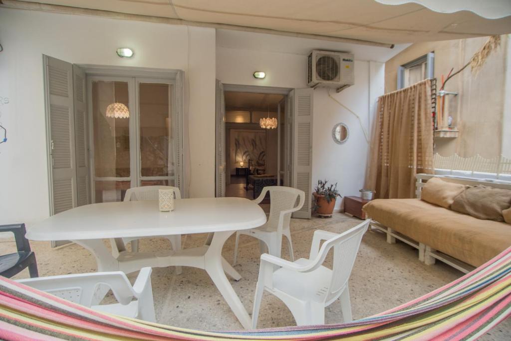 Neapoli Apartment | Lycabettus back yard