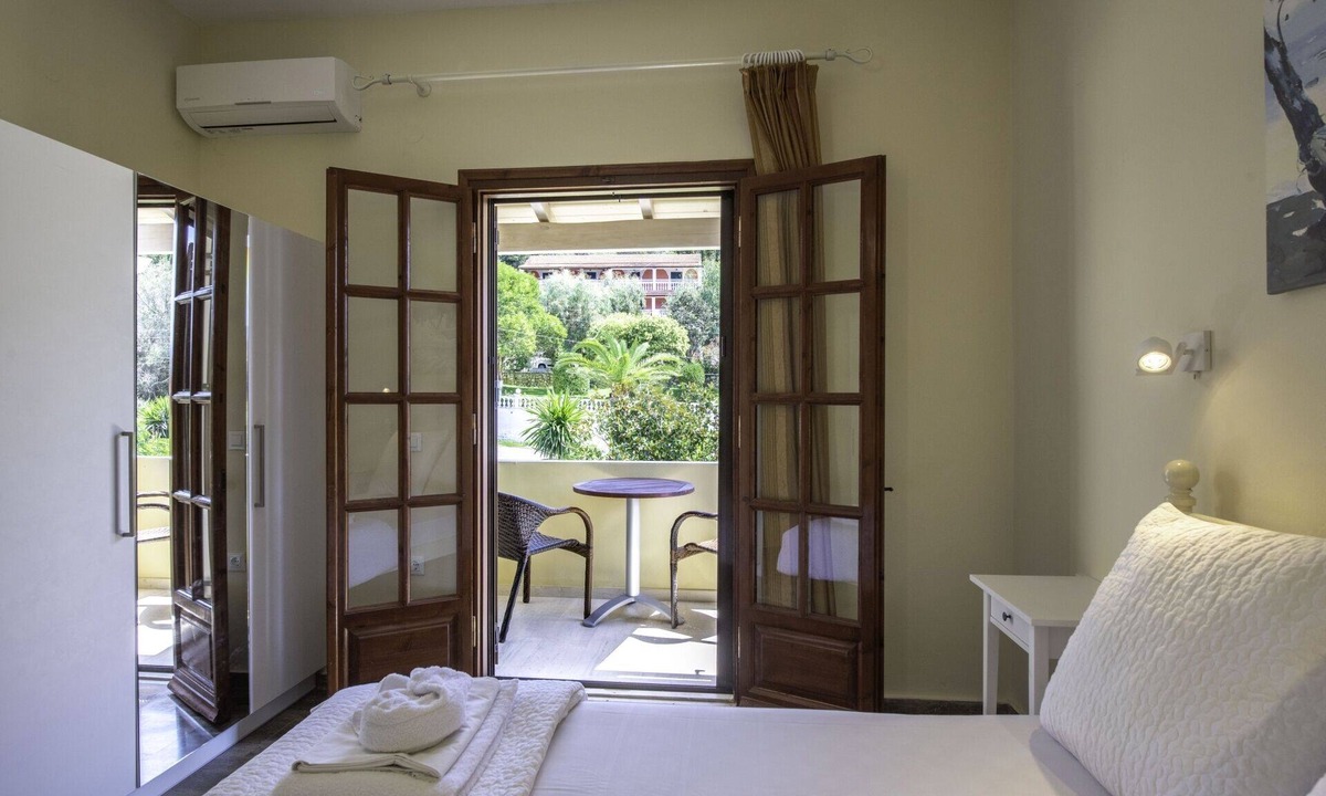 Agios Georgios Pagon House | Miltiadis Apartments