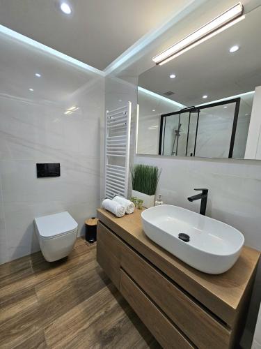 Voula Apartment | Modern Garden View Apt in Voula, Athens - Luxe