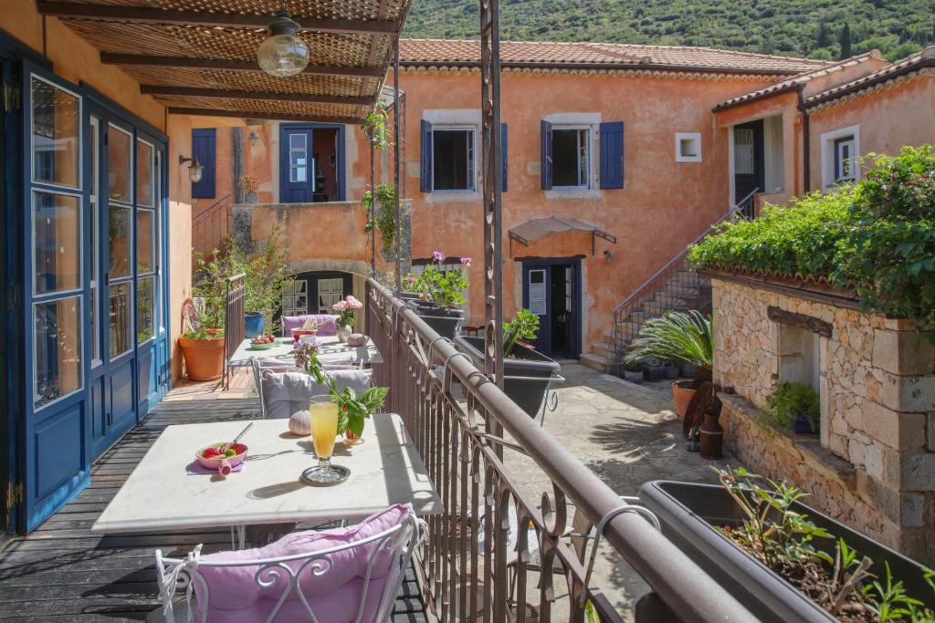 Faraklata Hotel | Museum Hotel George Molfetas