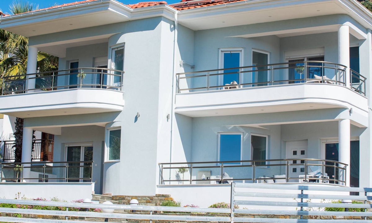 Golden Beach House | Olive Garden Villas - two spacious villas in beautiful Golden Beach