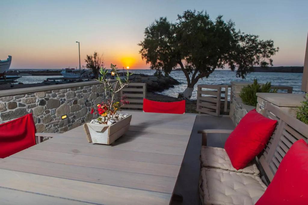 Limeniskos Apartment | On the water lodging 2