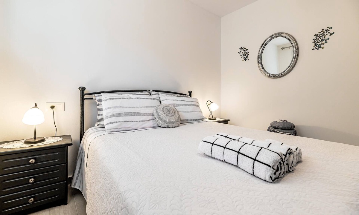 Xirokastello Apartment | One-Bedroom Apartment with Veranda - Arazzo Apartments