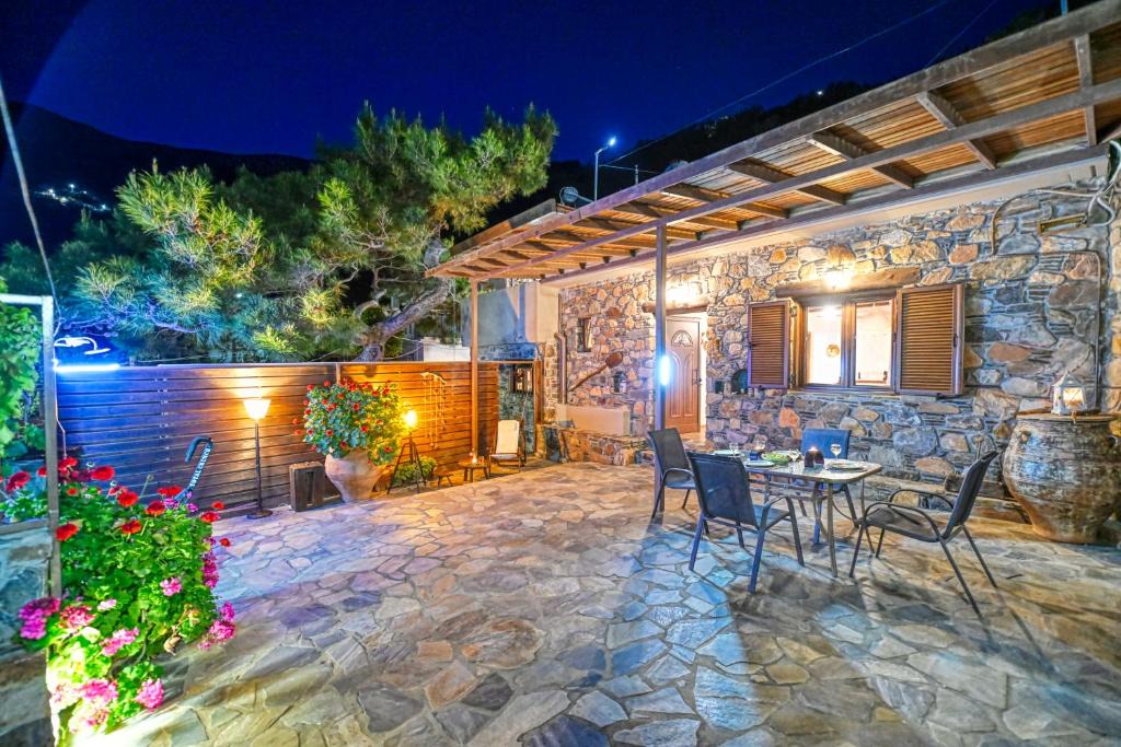 Livadia House | "PefkoPetro" Traditional House