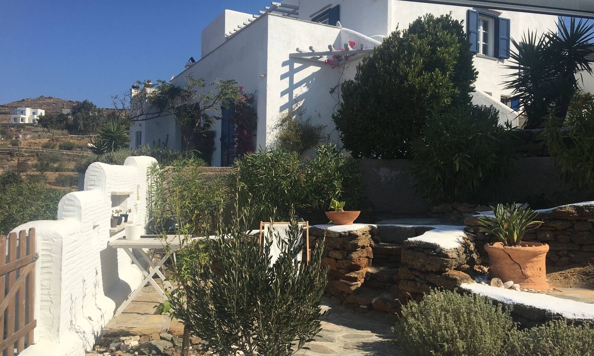 Agios Fokas Villa | Private ground flat for a family with 2 children in a beautiful Cycladic Villa