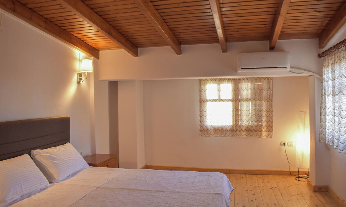Lavreotiki House | Quiet Wood-Style Maisonette
