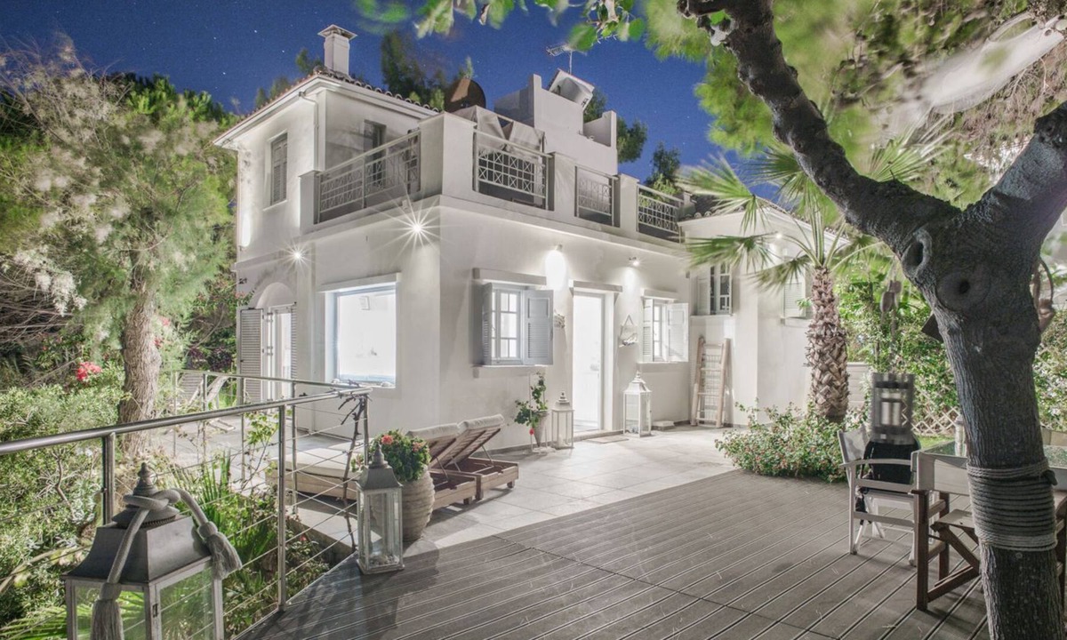 Amoudi Villa | R 958 Villa Christopher with Garden View, Sea view & Veranda.