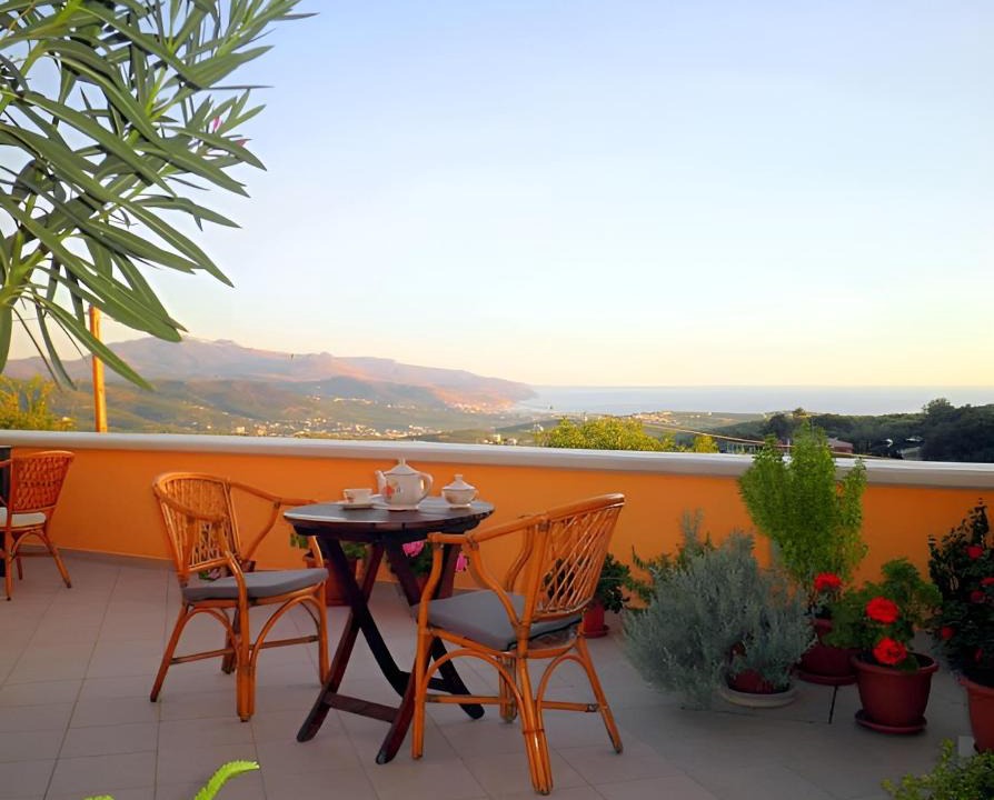 Ano Vouves House | Sea view and nature(traditional stone house)