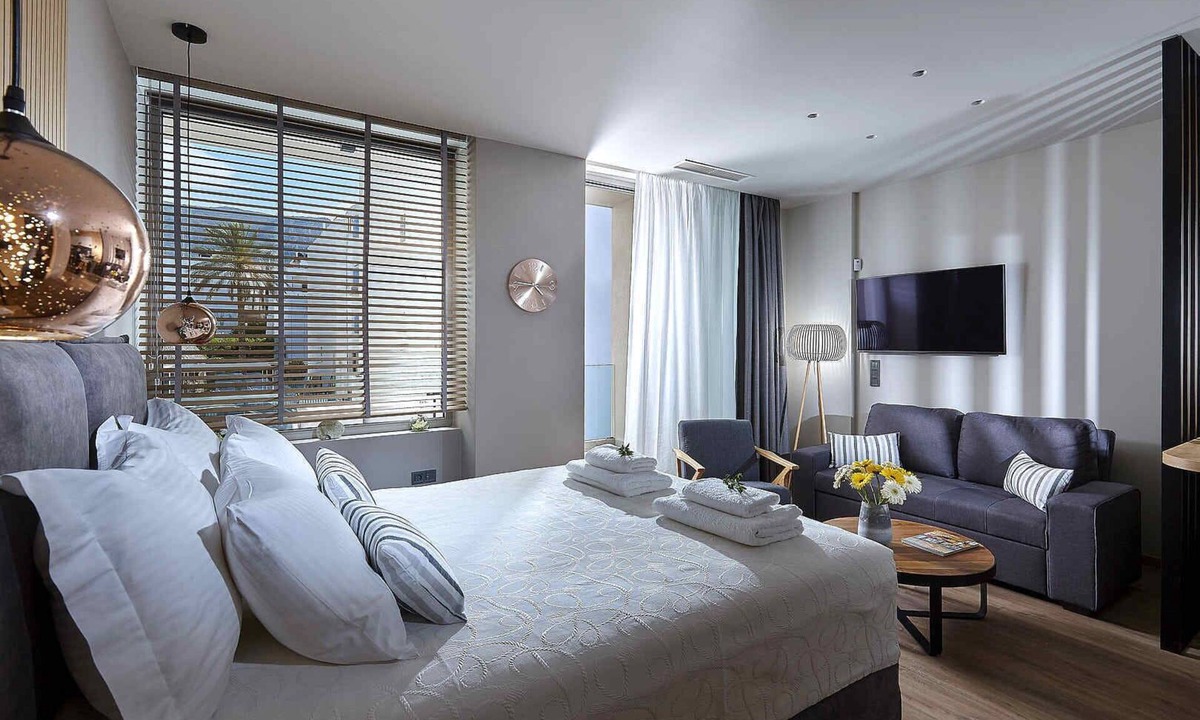 Hersonissos Centre Apartment | Seafront Apt,central & quiet, infinity pool next to the sea