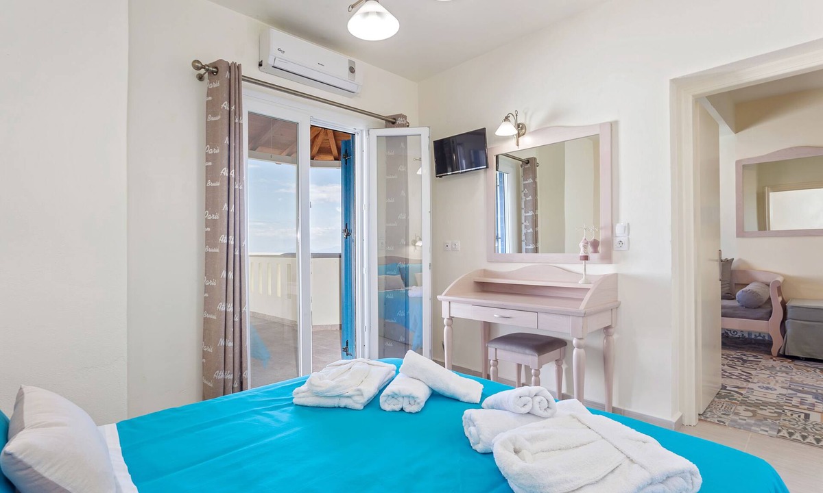 Stafylos Apartment | Superior suite with separate bedroom and sea view