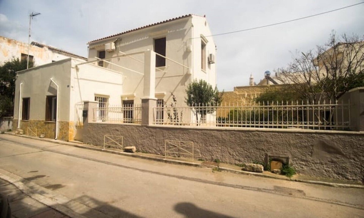 Halepa House | Two-storey recently renovated garden house . Family-sized 15' from the center