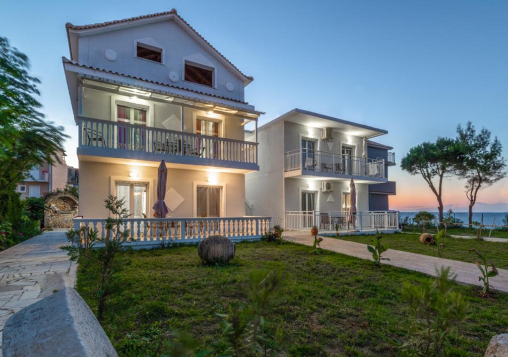 Amoudi Apartment | Villa Antonis deluxe apartments