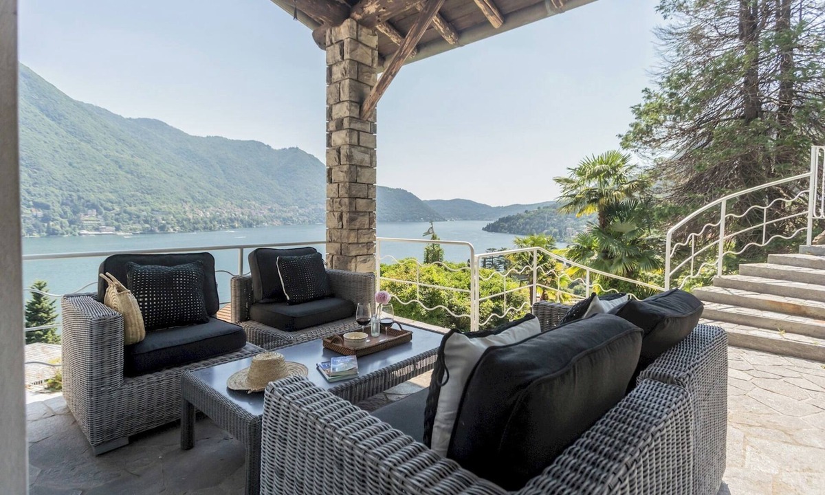 Moltrasio Villa | Villa Chiara Moltrasio With Private Garden by Rent all Como