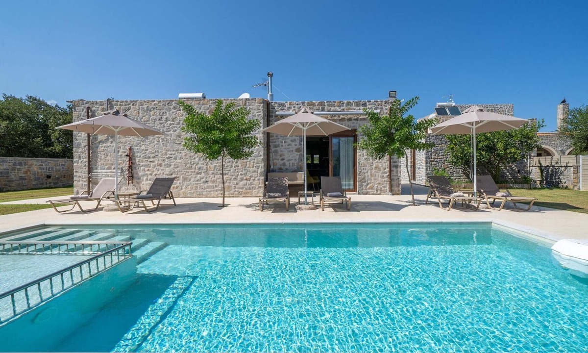 Monopari Villa | Villa in Koxare with Private Pool & Garden