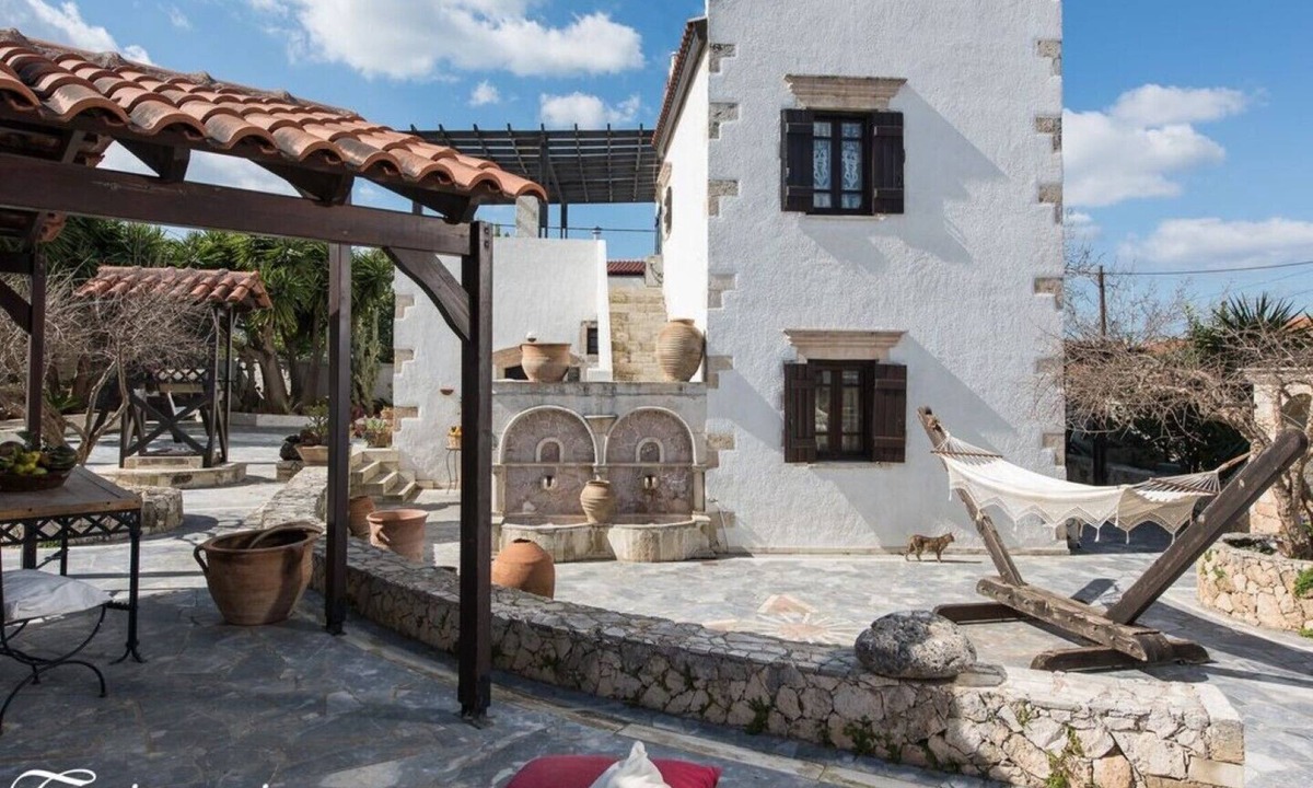 Sternes Villa | Villa Tzivaeri old mansion, huge private courtyard, BBQ, near airport sleeps 8+