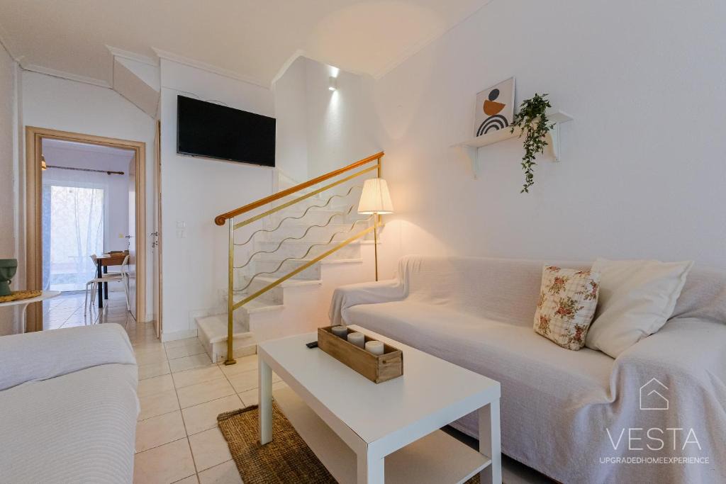 Nikita House | Waterlily 3-bedroom Maisonette, 75m to sandy beach